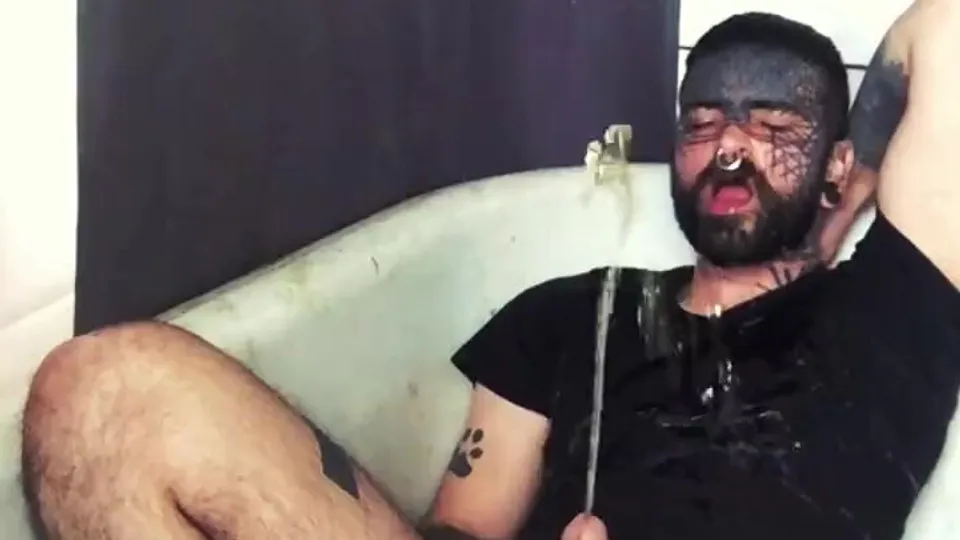 Tattooed guy self piss - ThisVid.com