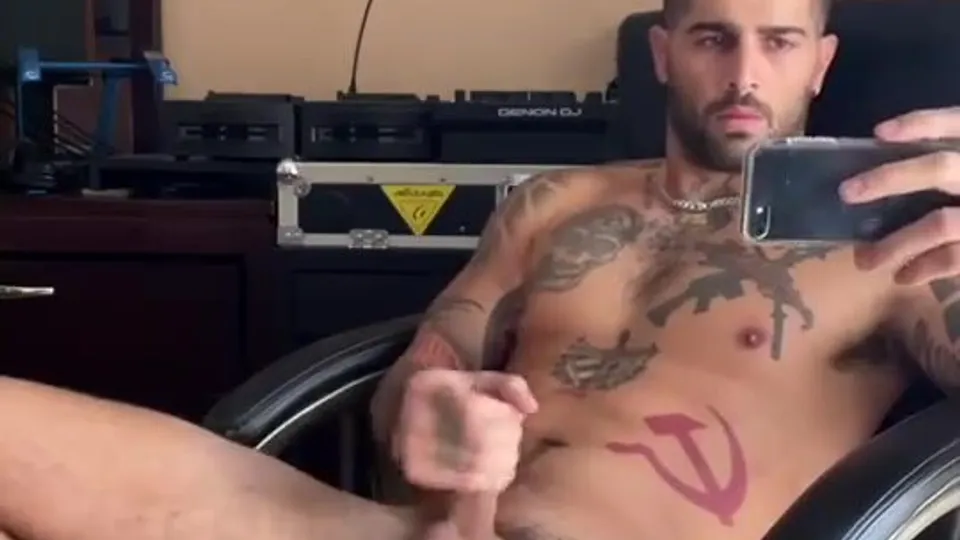 Tattooed handsome man jerks off chair in office - ThisVid.com