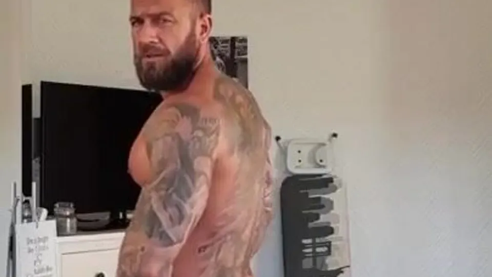 Tattooed Muscled British Hunk Loses Clothes - ThisVid.com