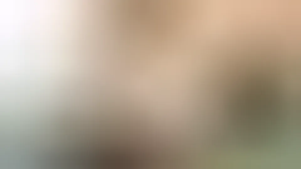 Teamskeet, ein zierliches Schätzchen, begann ihren Tag damit, ihre enge Fotze beim Frühstück essen zu lassen