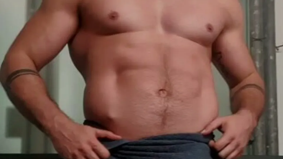 Teasing in the gym locker - ThisVid.com