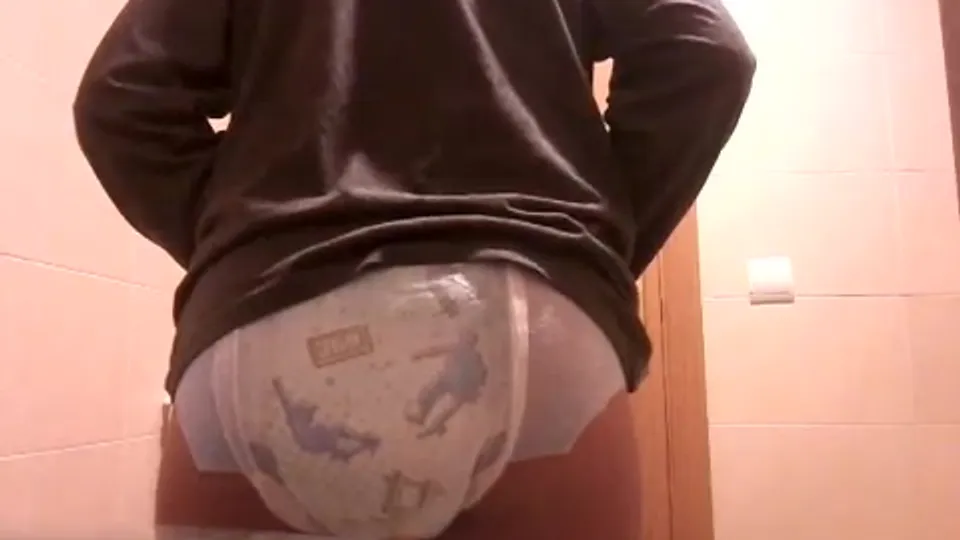 Teen boy takes a dump in his goodnites - ThisVid.com