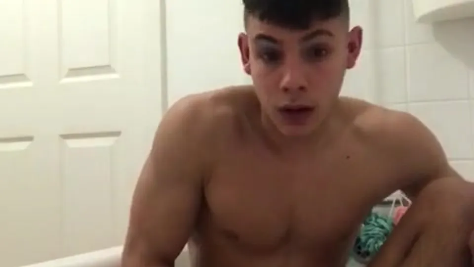 Teen casually wanking in bathtub - ThisVid.com