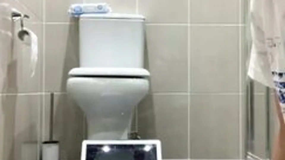 Тонкий парень дрочит и кончает