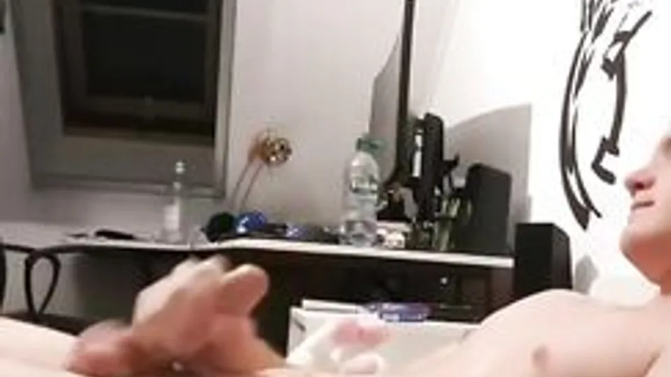 Twink Masturbates in Bed