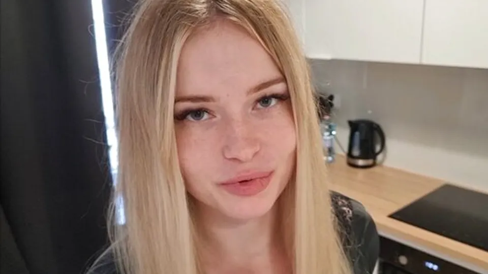 The blonde couldn	 refuse a strong dick 