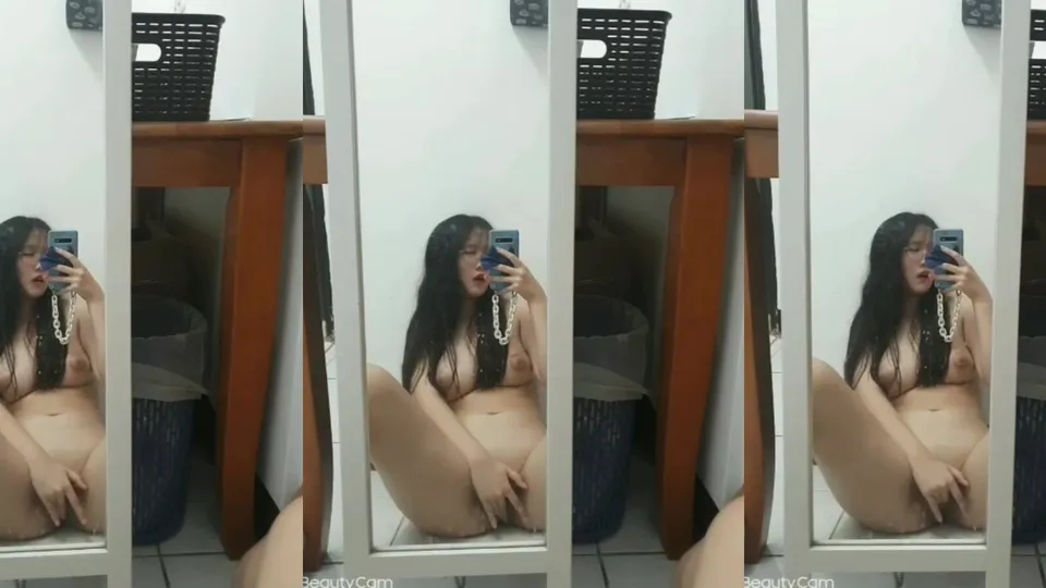 안경 쓴 미녀가 거울 앞에서 나체 자위