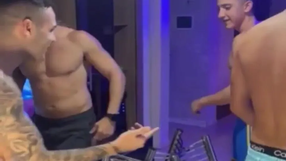 The party soon gets out of hand! - ThisVid.com