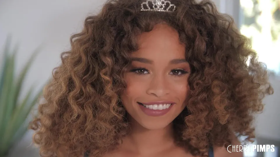 Cecilia's Royal Tease and Solo Play