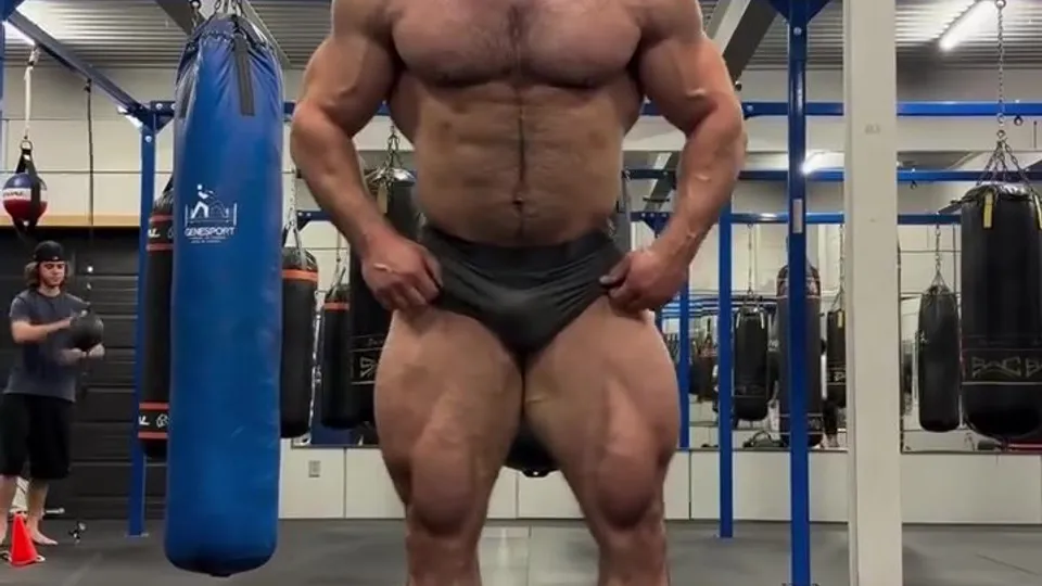 Thick MuscleBeast - video 2 - ThisVid.com