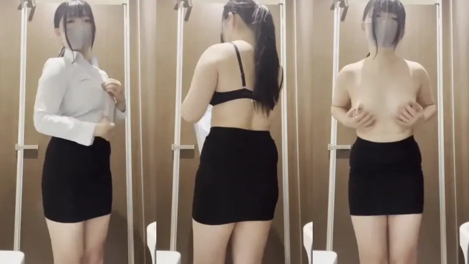 Thigh sister masturbates in the toilet 