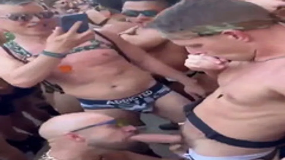 Thirsty fags sucking big white dicks at gay festival - ThisVid.com 中文