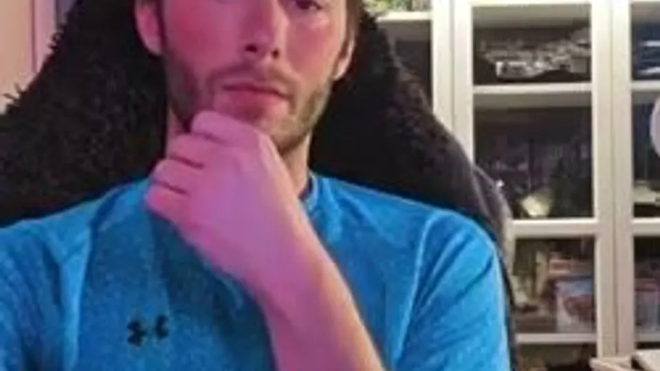 This guy is jerking off in a weird way. - ThisVid.com