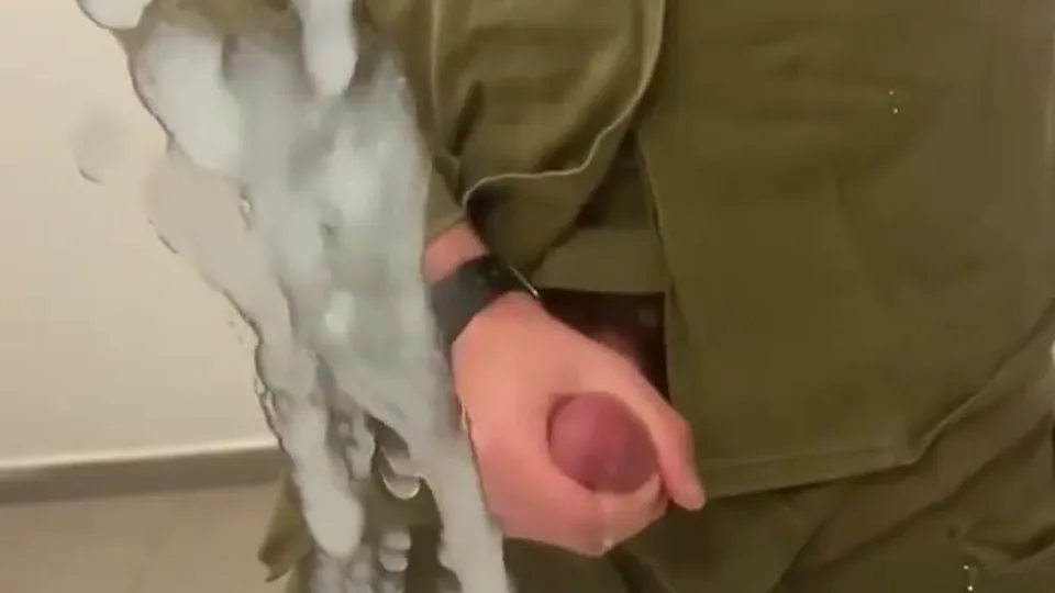 חייל ישראלי משפריץ - ThisVid.com