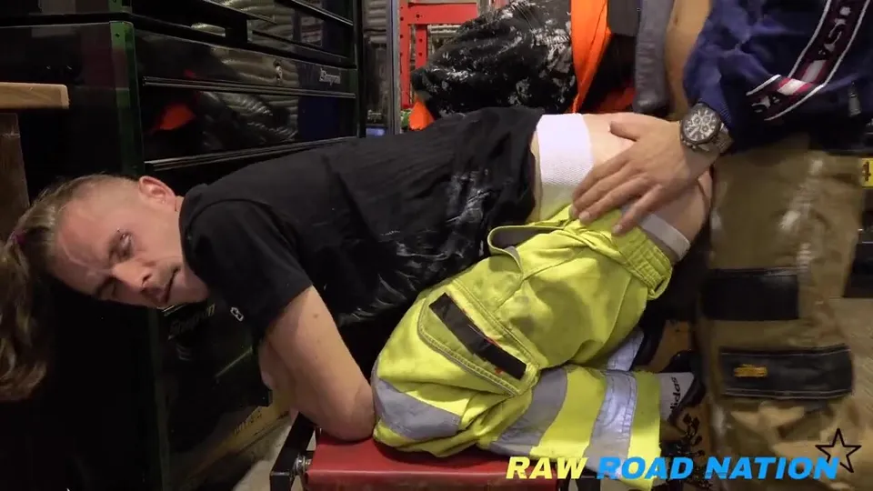 Three car mechanics take a break from work, and fuck - ThisVid.com