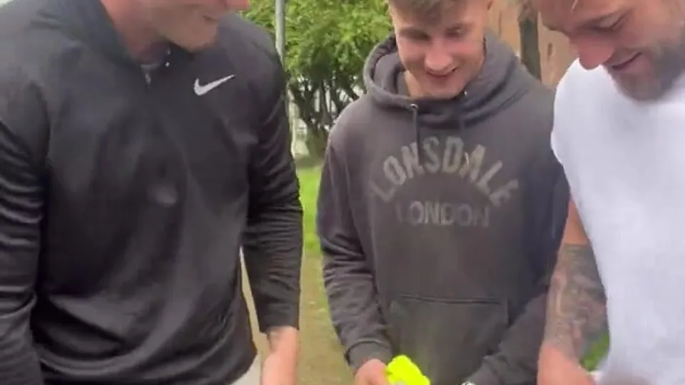 Three friend changing outside - ThisVid.com