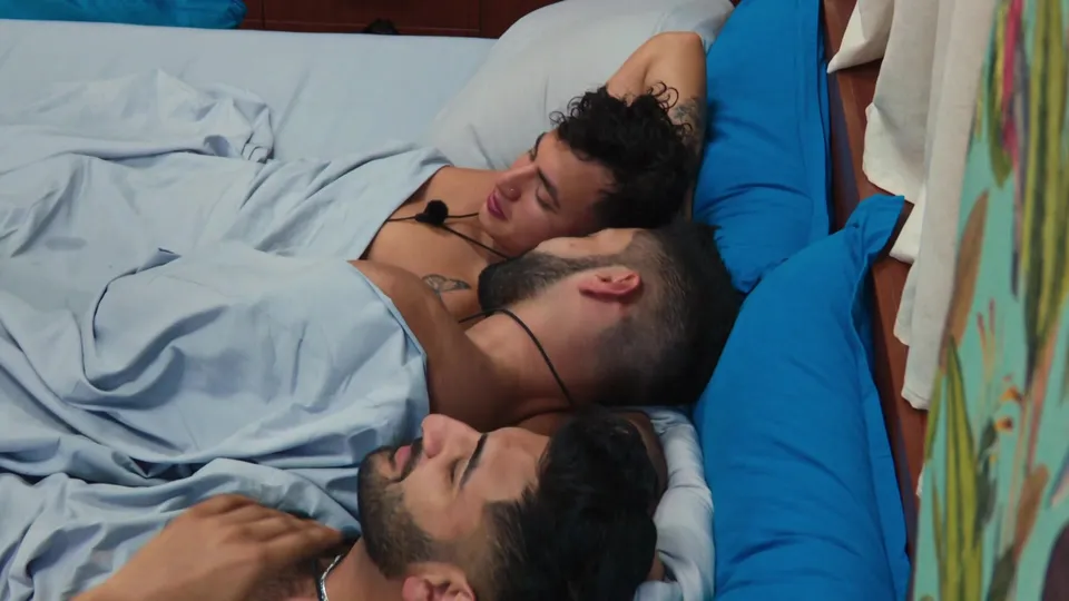 THREE GUYS IN BED TOGETHER - ThisVid.com