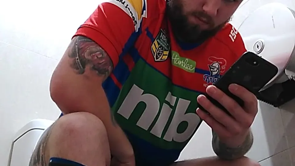 Toilet bs 41- Sexy bloke sit down piss - ThisVid.com