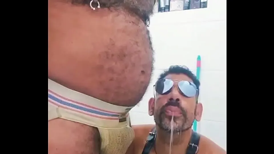 TOILETTE HUMAINE. LE PLAISIR DE FAIRE UN SUB URINOIR. ET MANGEZ TOUJOURS LE SÉBUM DE MON CHOIX