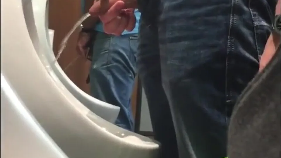 Pissende Männer: Urinalspion