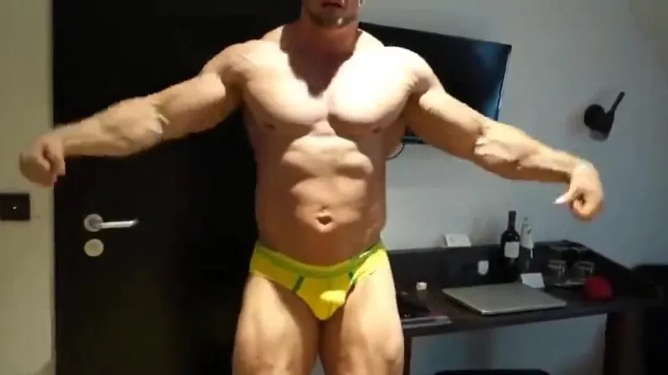 Touches hard muscles - ThisVid.com
