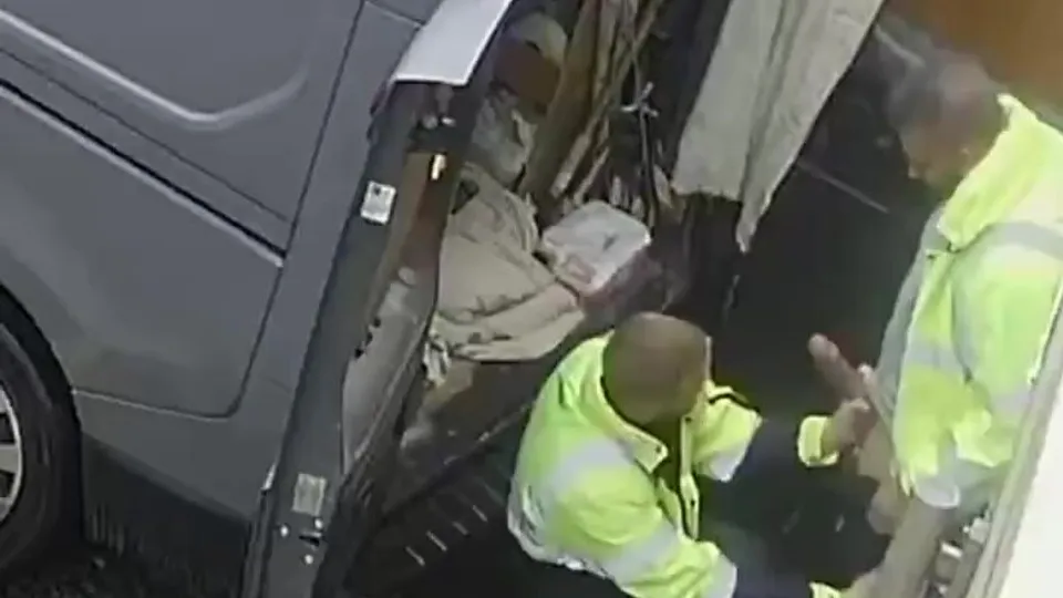 Tradesmen caught behind van security camera - ThisVid.com En español