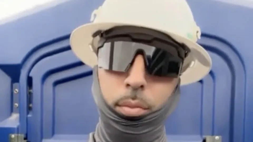Tradie in the porta potty showing off his dick - ThisVid.com