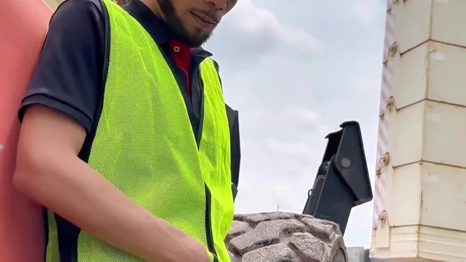 Tradie jerking & cumming at the worksite by busy road - ThisVid.com