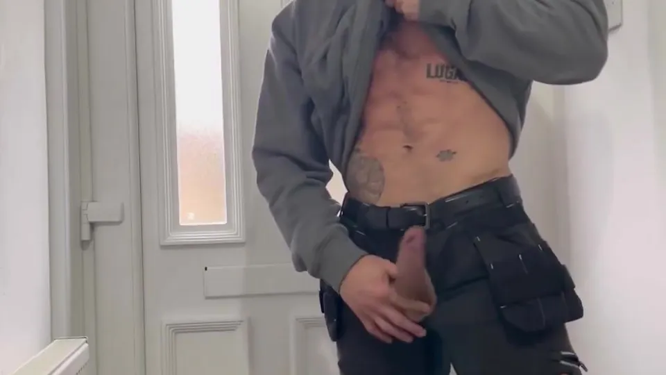 Tradie showing off his cock - ThisVid.com
