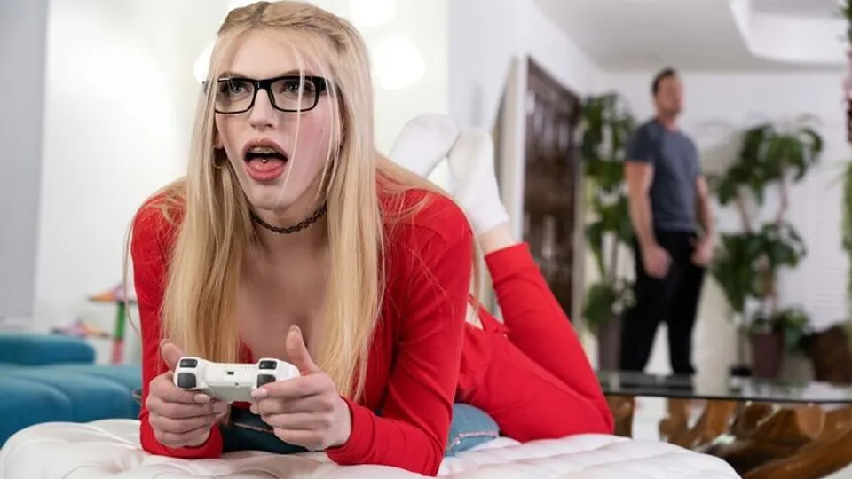 Trans Angels - Tony OrlandoPierce ParisIzzy Wilde - Gamer Girl Gets Creampied 
