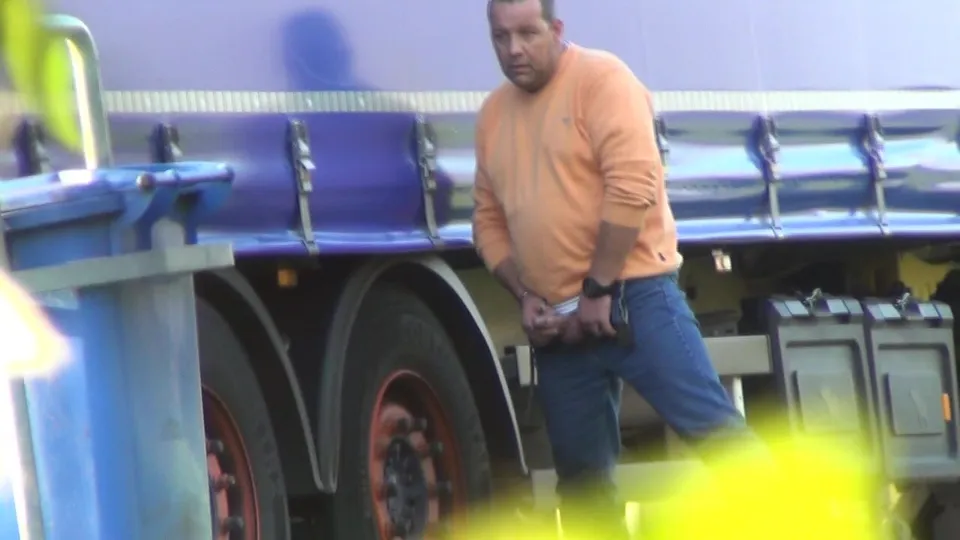 Trucker caught pissing 29 - ThisVid.com