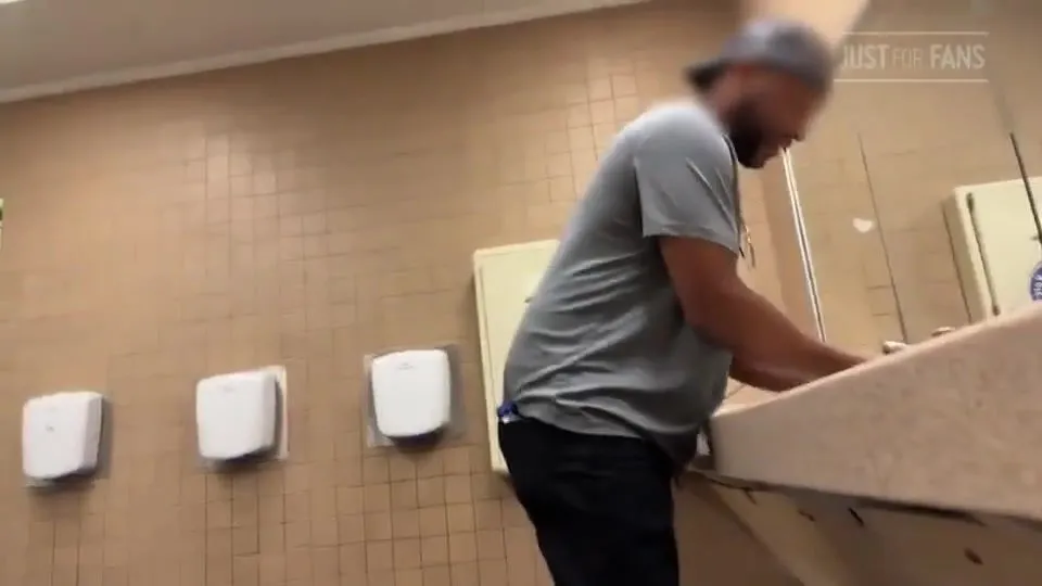 Trucker hunter convinces str8 guy to get sucked - ThisVid.com