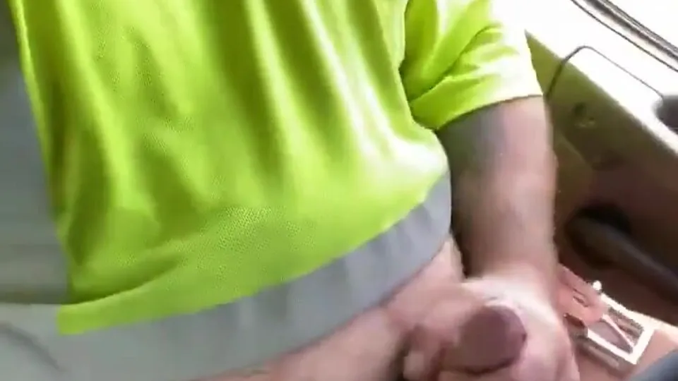 Trucker in hi-viz nuts a load - ThisVid.com