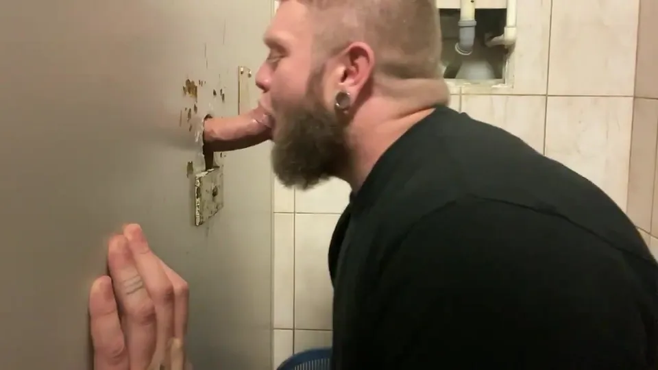 Truckstop pig works the gloryhole good - ThisVid.com
