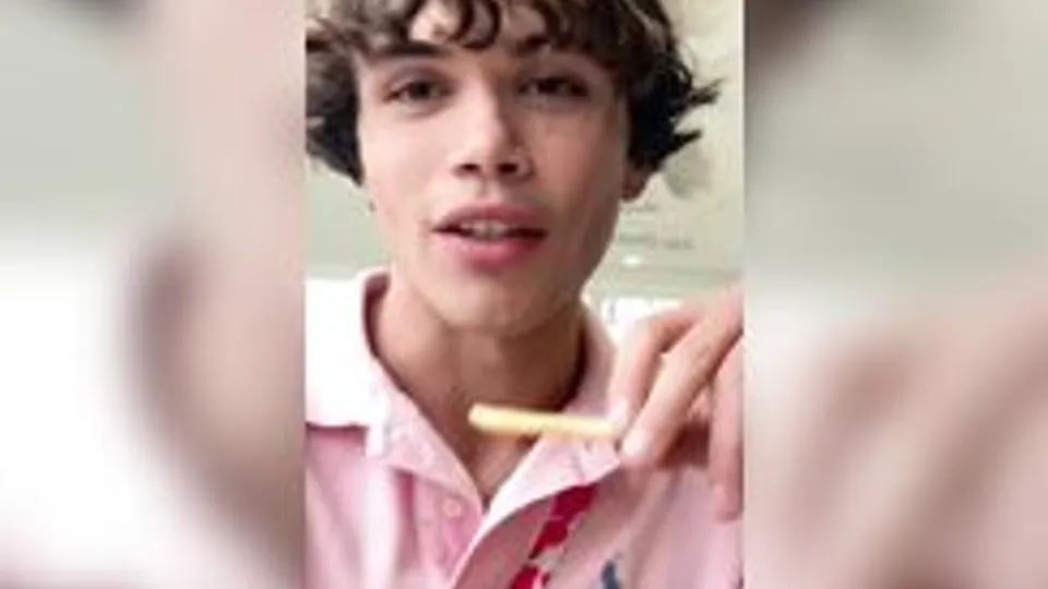 Tt33-Jerks & squirts at fast food place