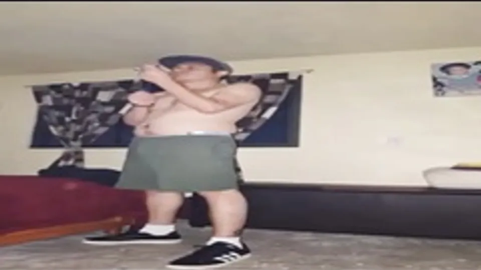 Tweaker bottom undress while smoking meth.