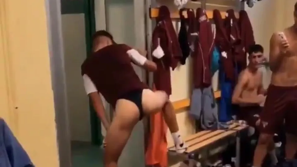 Twerking in the locker room (no nudity) - ThisVid.com