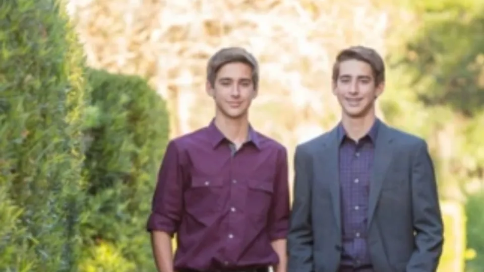 Twin Twinks thing - ThisVid.com