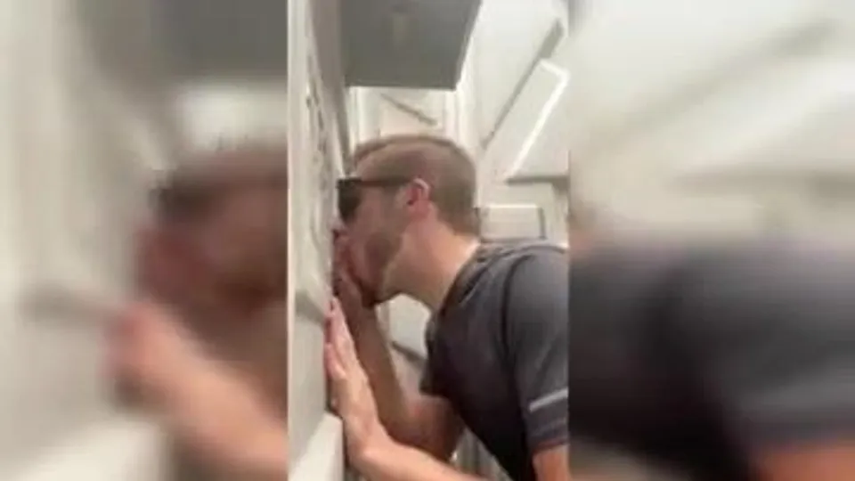 Twink adventures as gloryhole cumpig