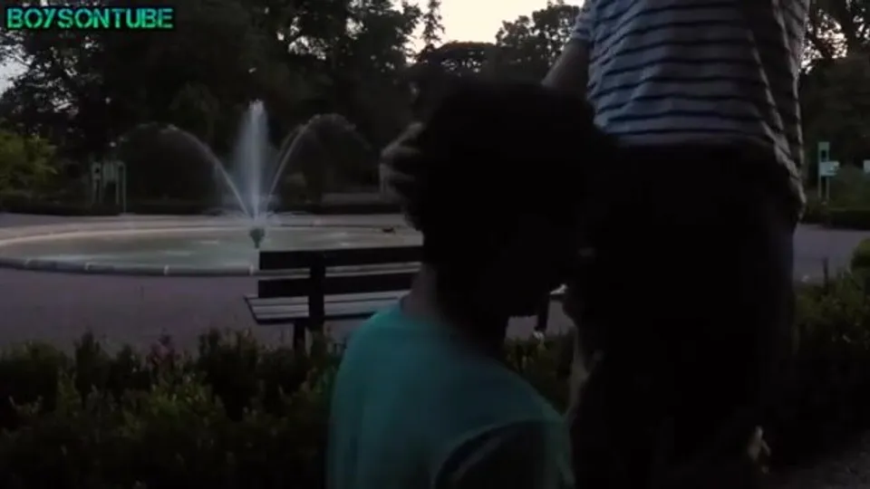 Twink blowjob a big cock and cumshot in the park - ThisVid.com
