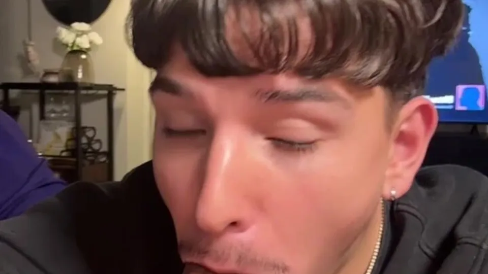 Twink boy sucking dl BBC - ThisVid.com