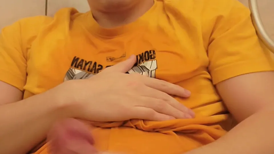 Twink enjoying pissing & cumming over himself - ThisVid.com