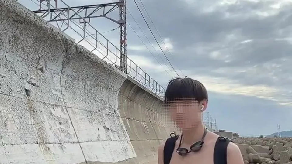 Twink Exhibitionist with big dick is loose again