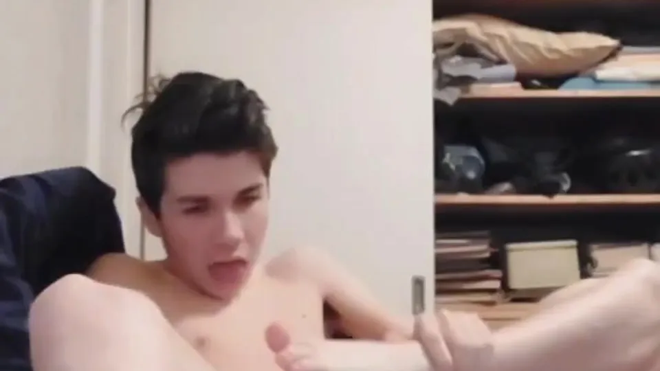 Twink exposing himself - ThisVid.com