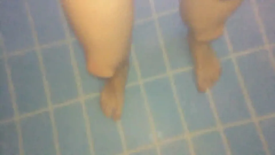 Twink feet in a pool - underwater view [Idmir Sugary].mp4