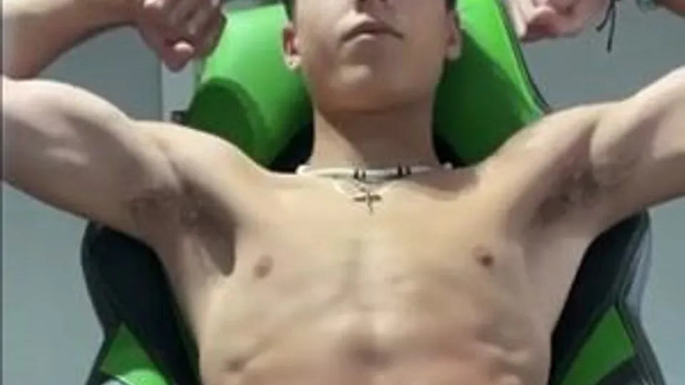 Twink flexes his muscles and cums