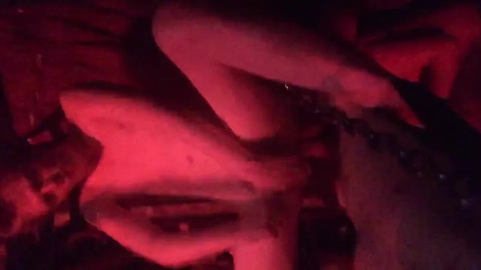 Młody chłopak walczy z grubym prącem w slingu na imprezie seksualnej