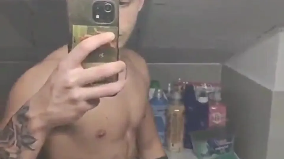 Twink italiano con cazzone e bel fisico si sega - ThisVid.com