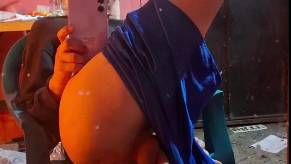Twink latino abriendose el culo