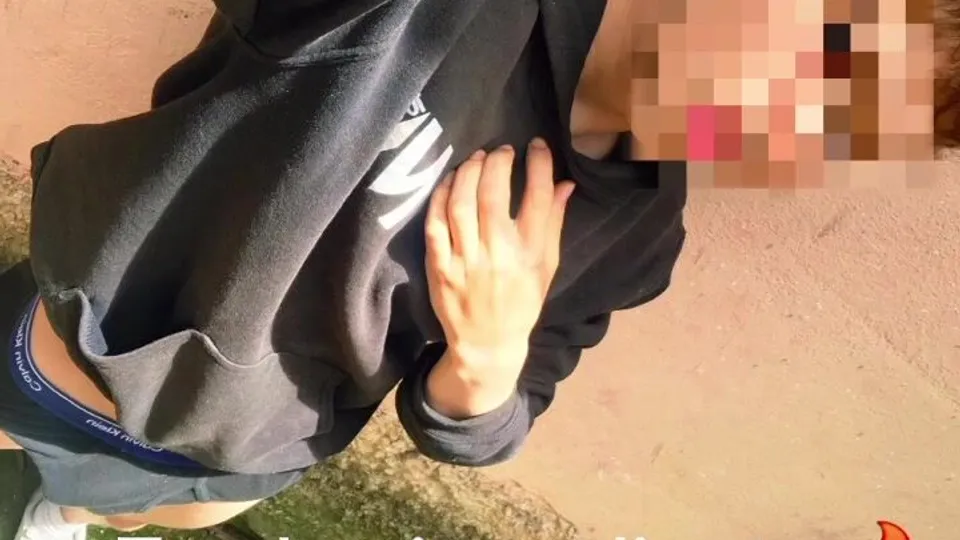 Twink latino caliente juega con su culo